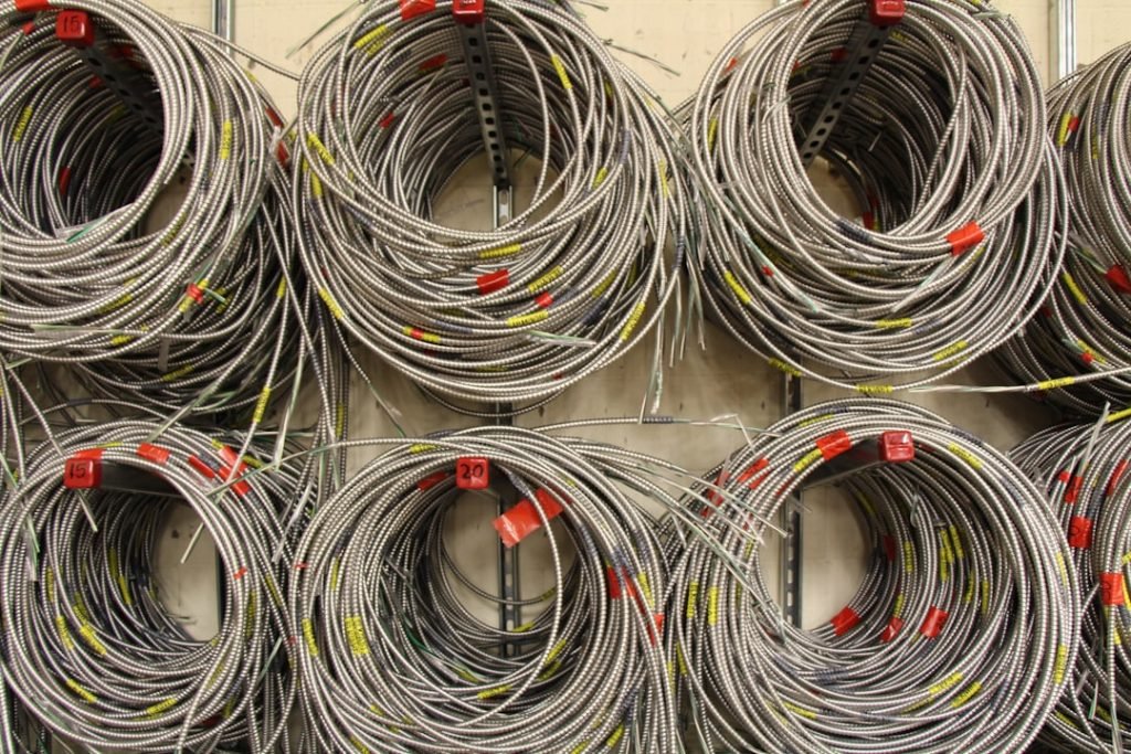 Wall of pre-fabricated metal-clad wire